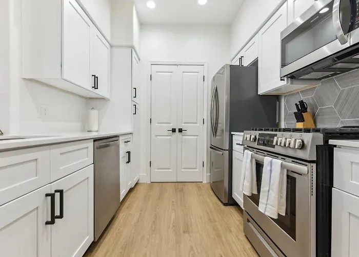 Cozysuites By The Stadium With Pool 26 *